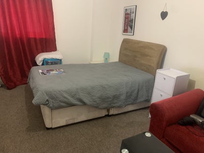 Bright Double Room in Friendly Home Main Photo