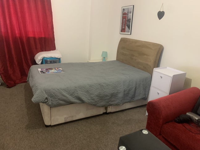 Bright Double Room in Friendly Home Main Photo