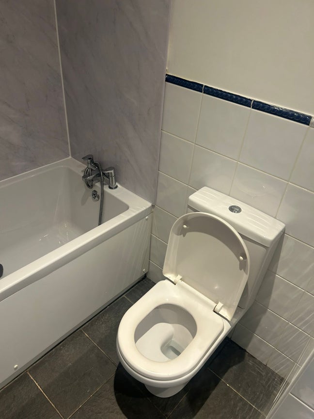Caterham***Large Studio/1 Bedroom Flat*** Main Photo