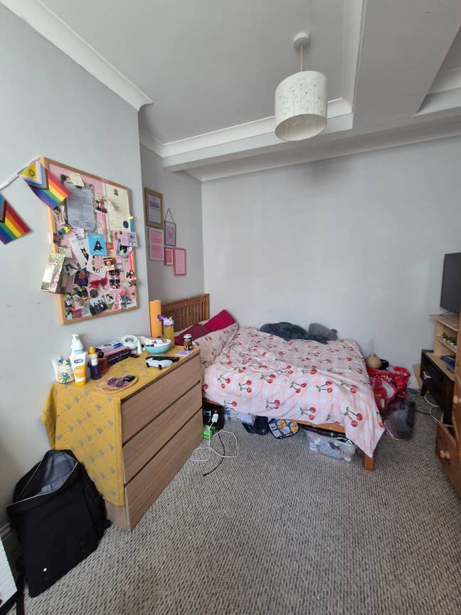 Double room in top floor flat  Main Photo