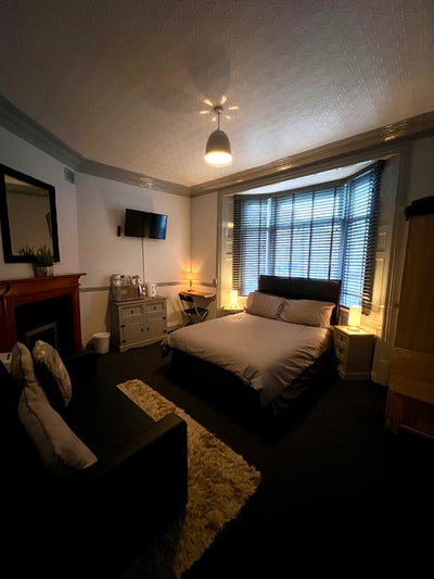 &pound;490 Pcm. All Bills Included. Town 5 Min Walk Main Photo