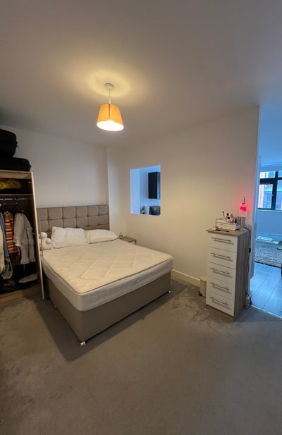 SHORT TERM Room near centre - female only Main Photo