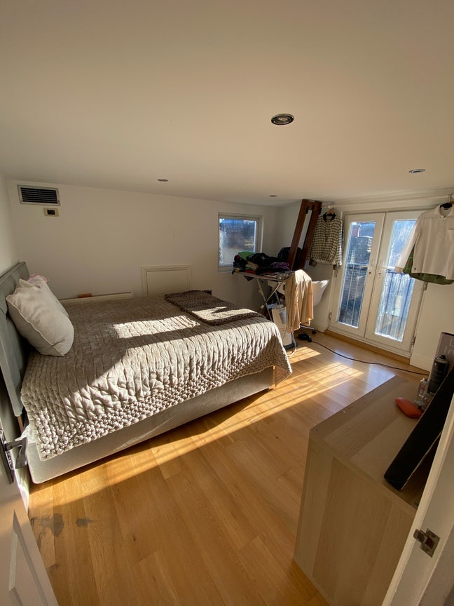 Bright king size double room with Air Conditioning Main Photo