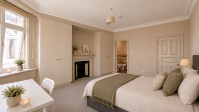 *Spacious En-suite room within organised house* Main Photo