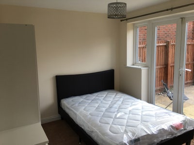 Double Bedroom - professional female house share Main Photo