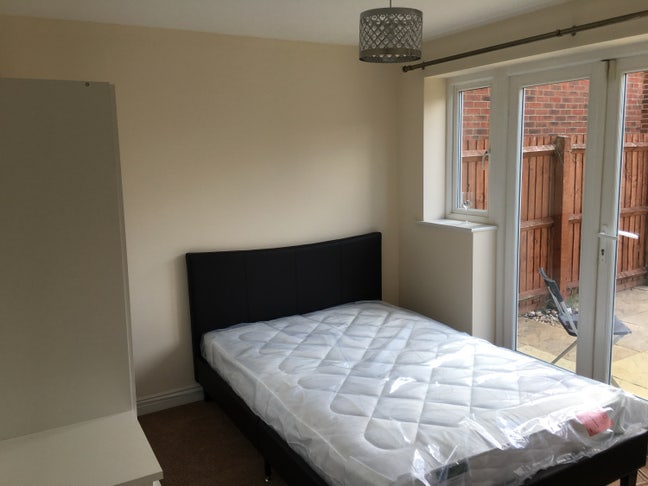 Double Bedroom - professional female house share Main Photo