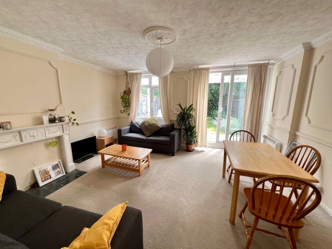 Couples room available in flat just off Vicky Park Main Photo