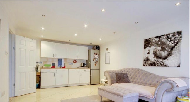 1 double bedroom, studio flat  Main Photo