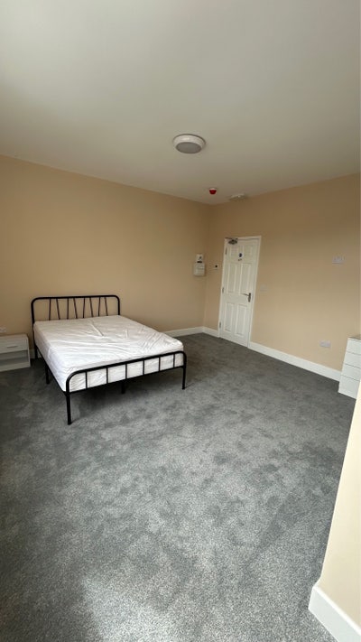 Brand new large double room with ensuite  Main Photo