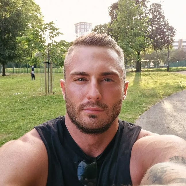 36yo Professional looking for double room Main Photo