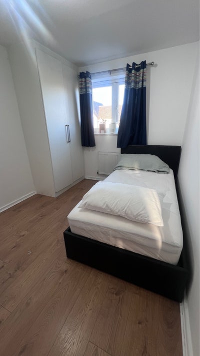 Bright cosy double  bed room - 10 mins to station  Main Photo