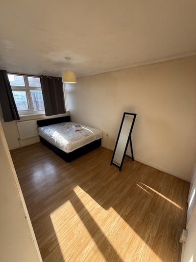 Spacious rooms available in KT6 Main Photo