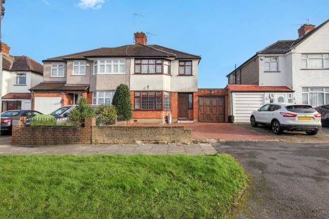 Spacious Double Room in West Harrow Home Main Photo