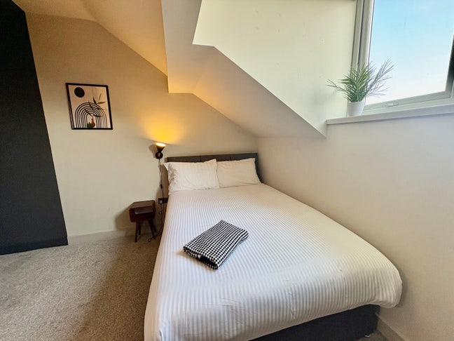  Beautifully renovated professional house share  Main Photo
