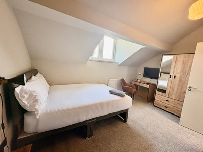  Beautifully renovated professional house share  Main Photo