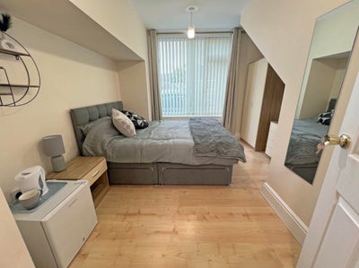 HOUSE SHARE &pound;750pcm incl bills En suite room  Main Photo