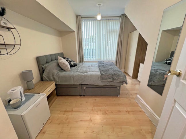 HOUSE SHARE &pound;750pcm incl bills En suite room  Main Photo