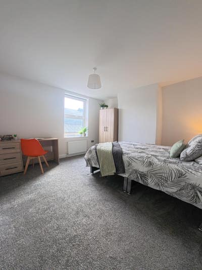 Large Double Room Available – Hucknall Town Centre Main Photo