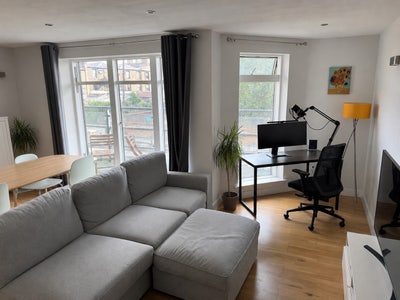 Quiet double room in a modern, professional 2-bed Main Photo