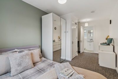 💸Modern Professional House share 🤝  Main Photo