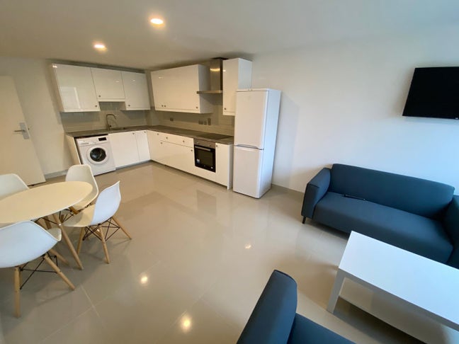 Room available to rent for 1 month(2 bedroom apt). Main Photo
