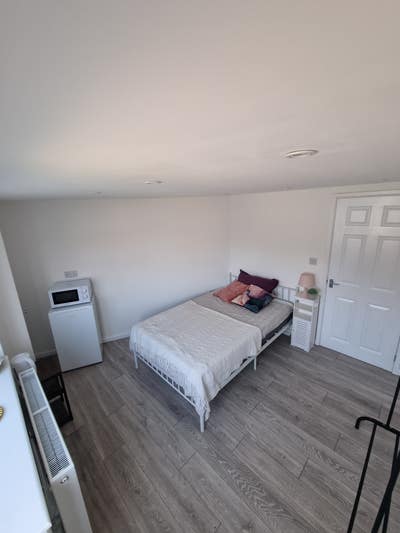 Private ensuite room with separate entrance Main Photo