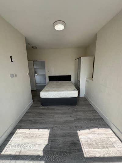 New Refurbished Studio Flats-All Bills Included Main Photo
