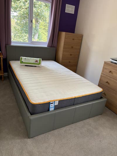 Bedroom /with house share all bills  included with Main Photo