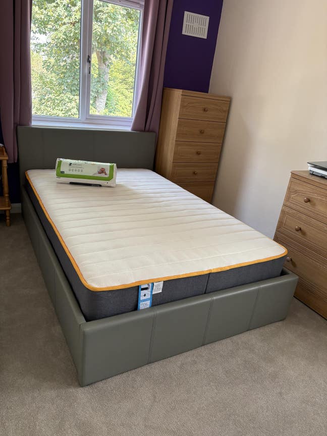 Bedroom /with house share all bills  included with Main Photo