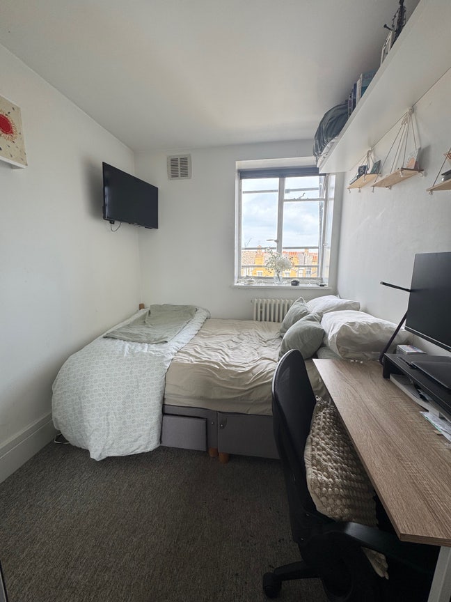 Double room, 5mins from tube, available from Sept Main Photo
