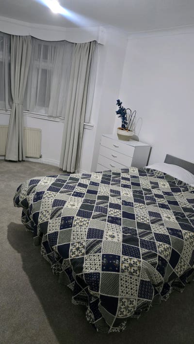 Large Double Room in a spacious clean house Main Photo
