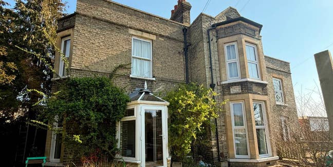Spacious, bright room with private entrance Main Photo