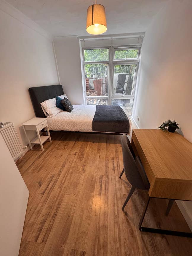 Lovely Room in Super Location  Main Photo