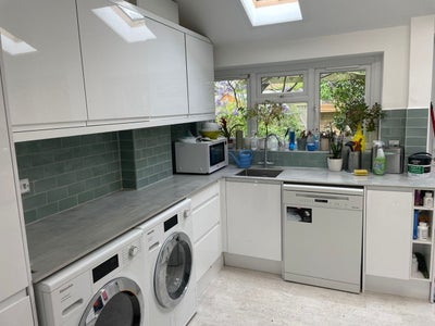 Newly renovated large double bedroom with ensuite Main Photo
