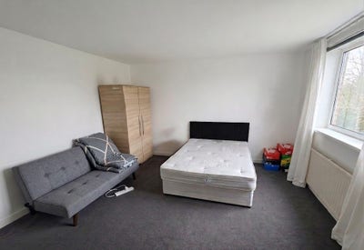 Double room within minutes from Elizabeth Line Main Photo