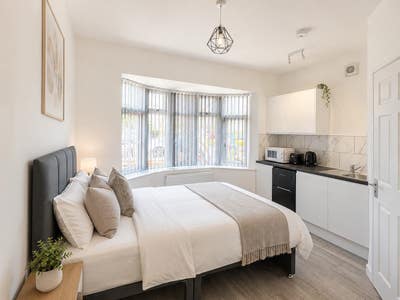 Brand New Studio Room in West Town  Main Photo