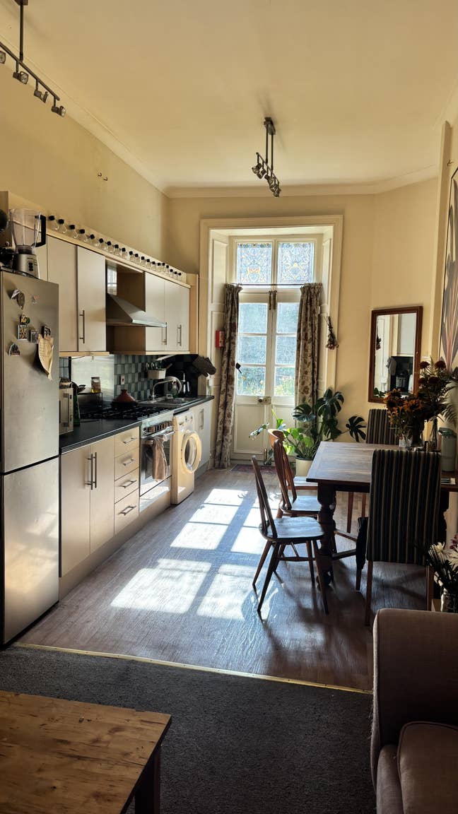 Bright double bedroom in Marchmont for August Main Photo