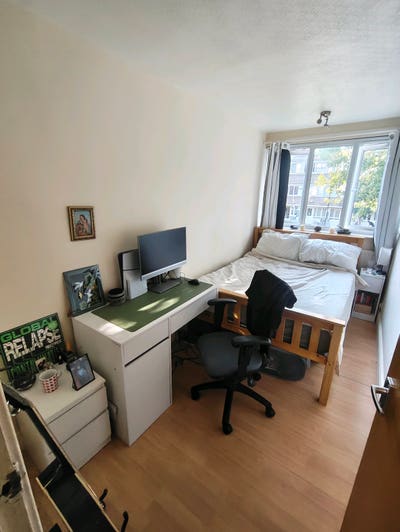 Double room in E1: Great Location & flatmates  Main Photo