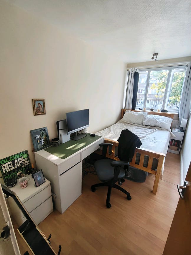 Double room in E1: Great Location & flatmates  Main Photo