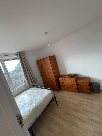 Newly Refurbished Flat Single N Double Available Main Photo