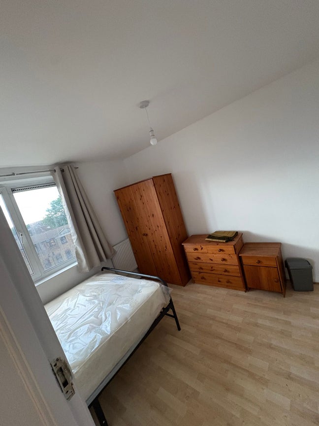 Newly Refurbished Flat Single N Double Available Main Photo