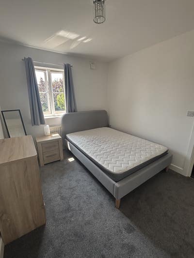 Large Double next to bathroom in Shared Town House Main Photo