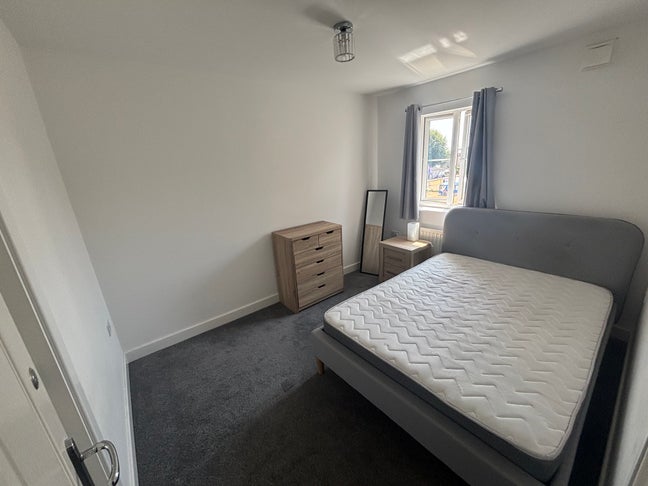 Large Double next to bathroom in Shared Town House Main Photo