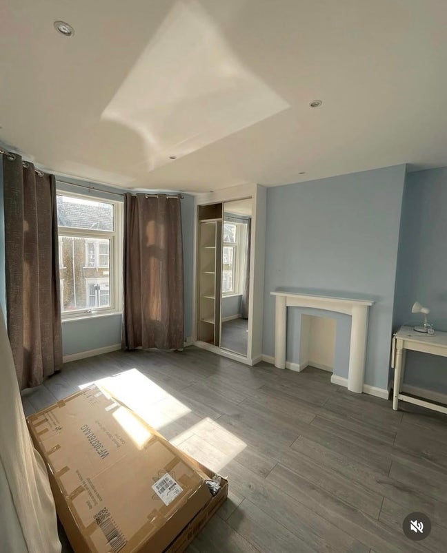 Double room for a girl in 3 room house share Main Photo