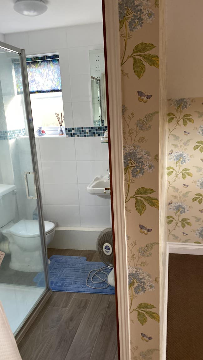 Monday to Friday  en-suite, good size, double room Main Photo
