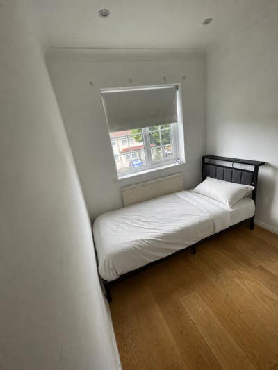 Spacious Single Room – 5-Minute Walk to Totteridge Main Photo