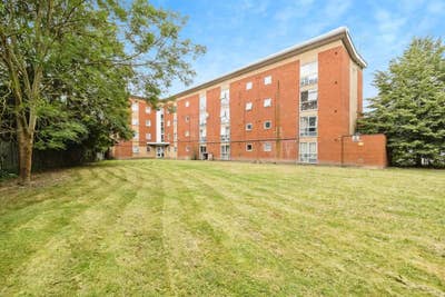 Double Room Available – Friendly Home Main Photo