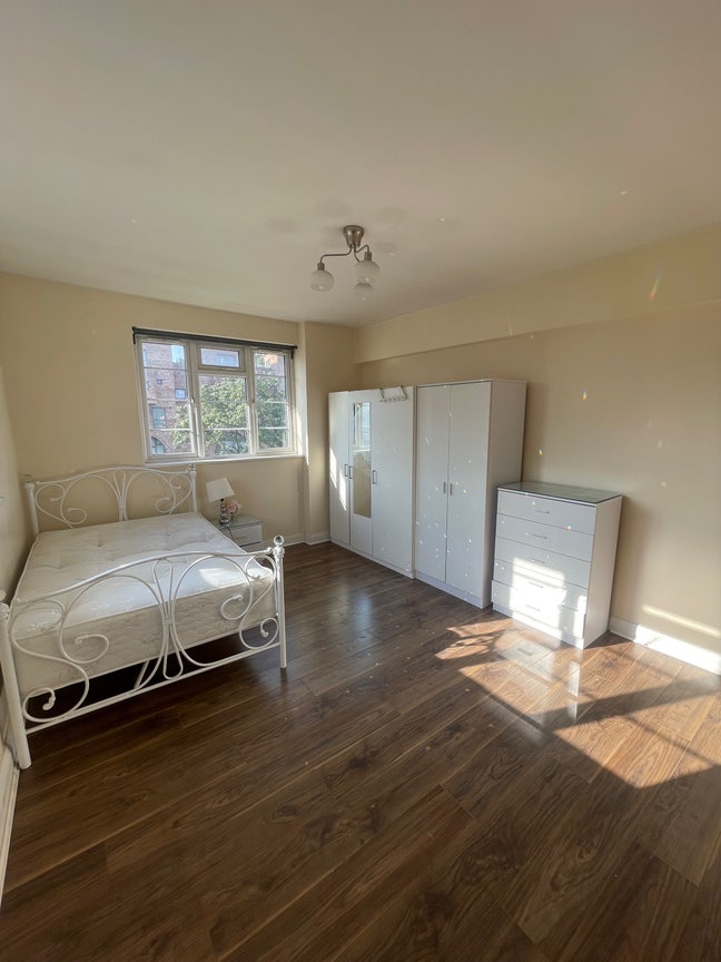 Lovely double room in female house  Main Photo
