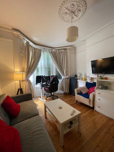 LARGE double room in Clapham Junction  Main Photo