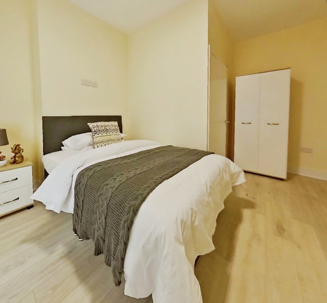 Large En-Suite Wirral Rooms Main Photo